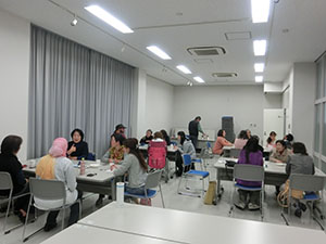 英語村スタッフとチャットをする様子
